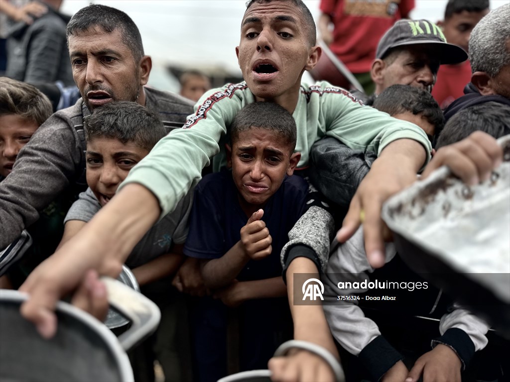 Hot meals distributed to Palestinians in Gaza under Israeli attacks