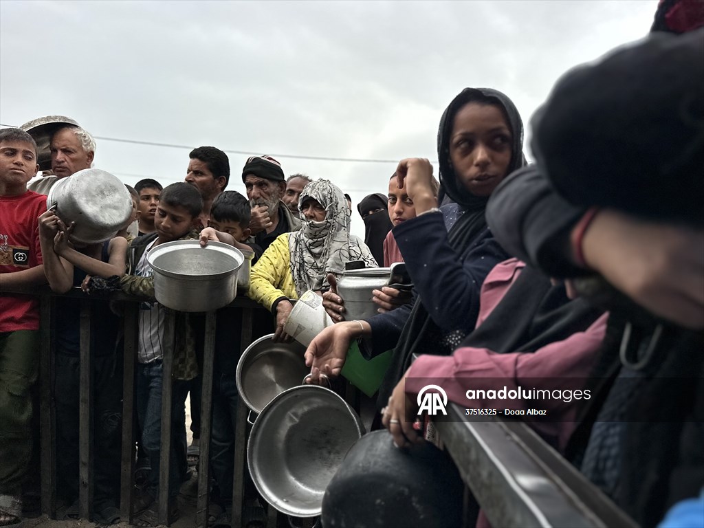 Hot meals distributed to Palestinians in Gaza under Israeli attacks