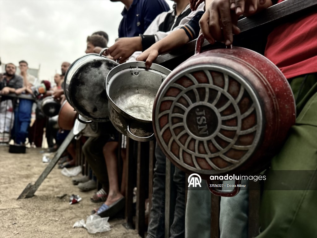 Hot meals distributed to Palestinians in Gaza under Israeli attacks