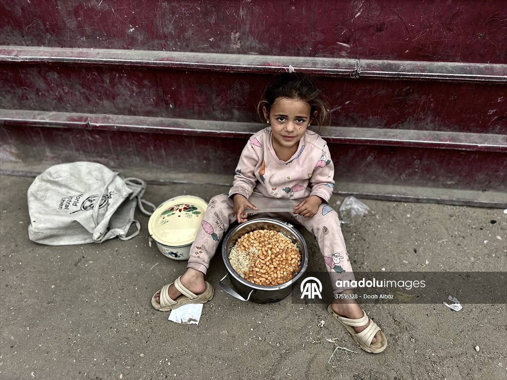 Hot meals distributed to Palestinians in Gaza under Israeli attacks