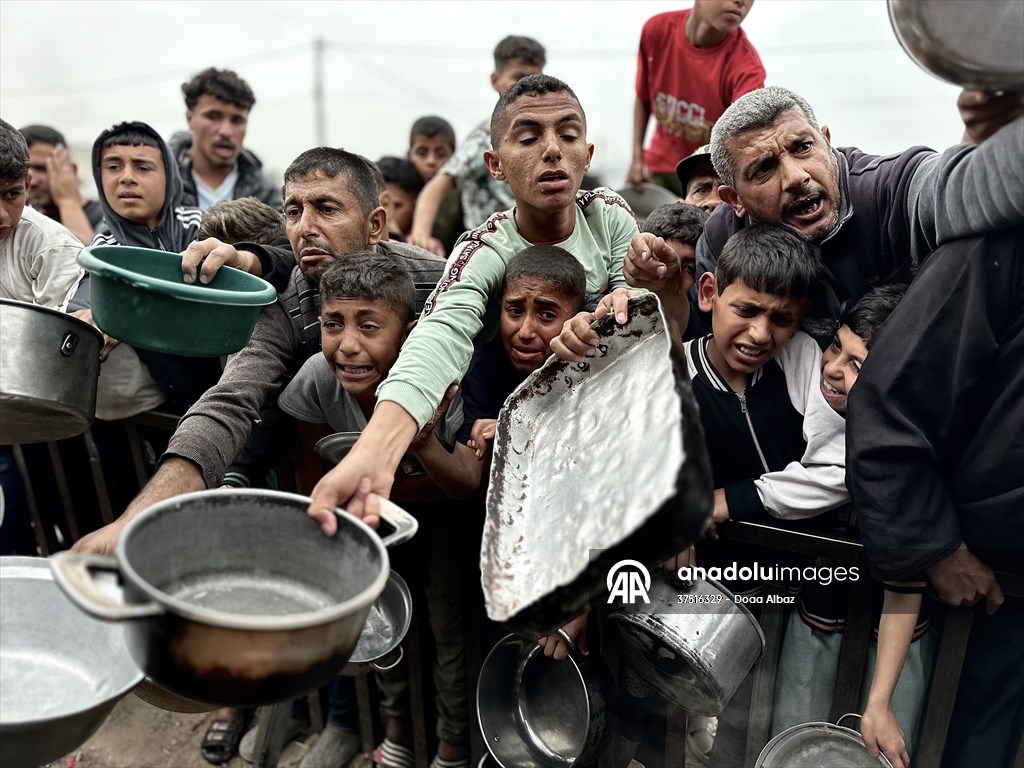 Hot meals distributed to Palestinians in Gaza under Israeli attacks