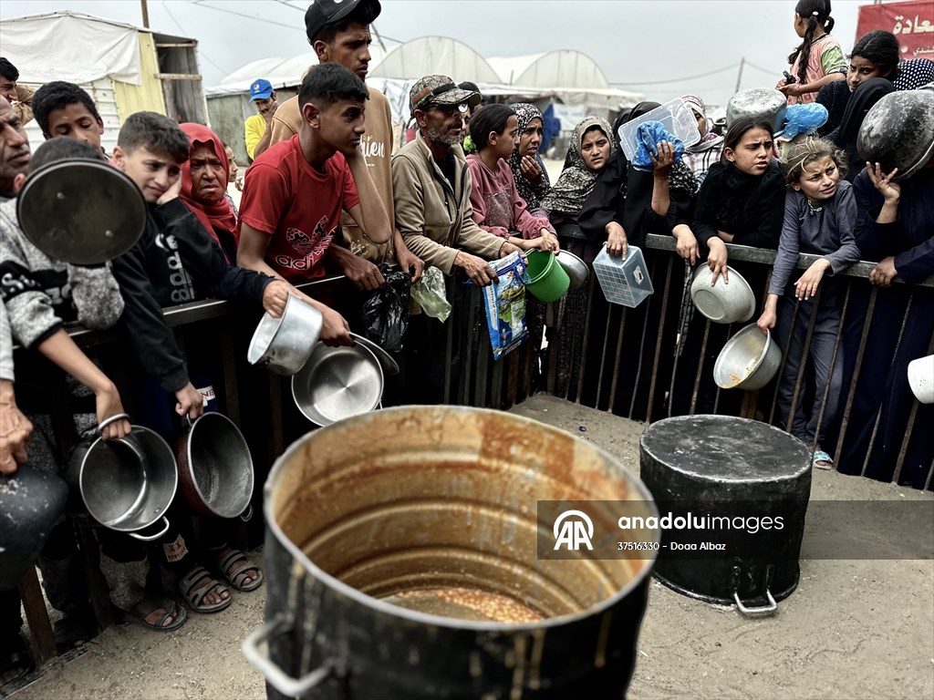 Hot meals distributed to Palestinians in Gaza under Israeli attacks