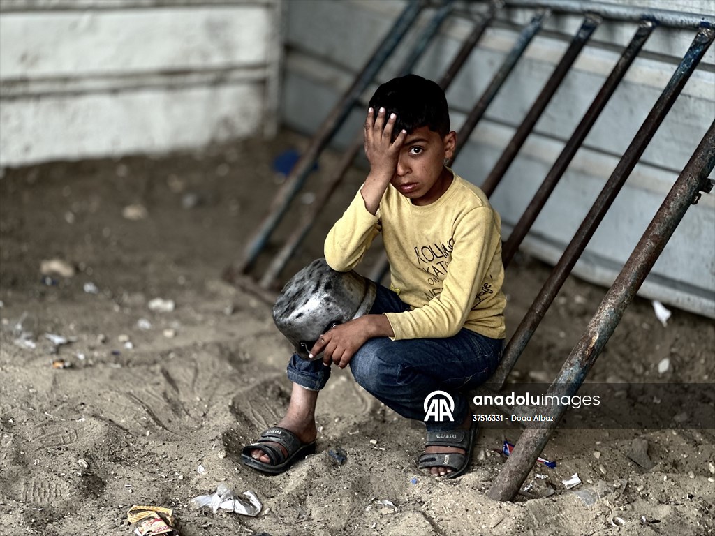 Hot meals distributed to Palestinians in Gaza under Israeli attacks