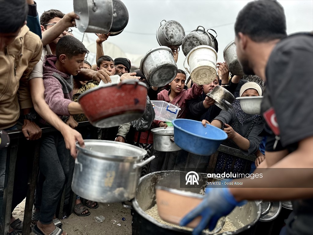 Hot meals distributed to Palestinians in Gaza under Israeli attacks