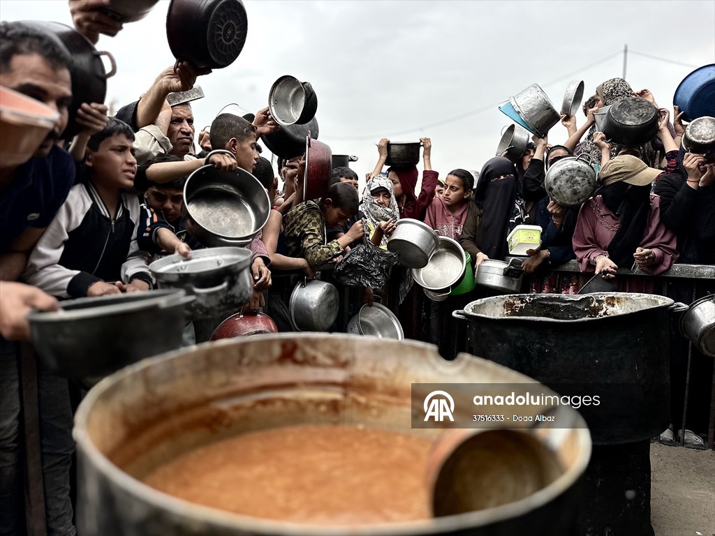 Hot meals distributed to Palestinians in Gaza under Israeli attacks
