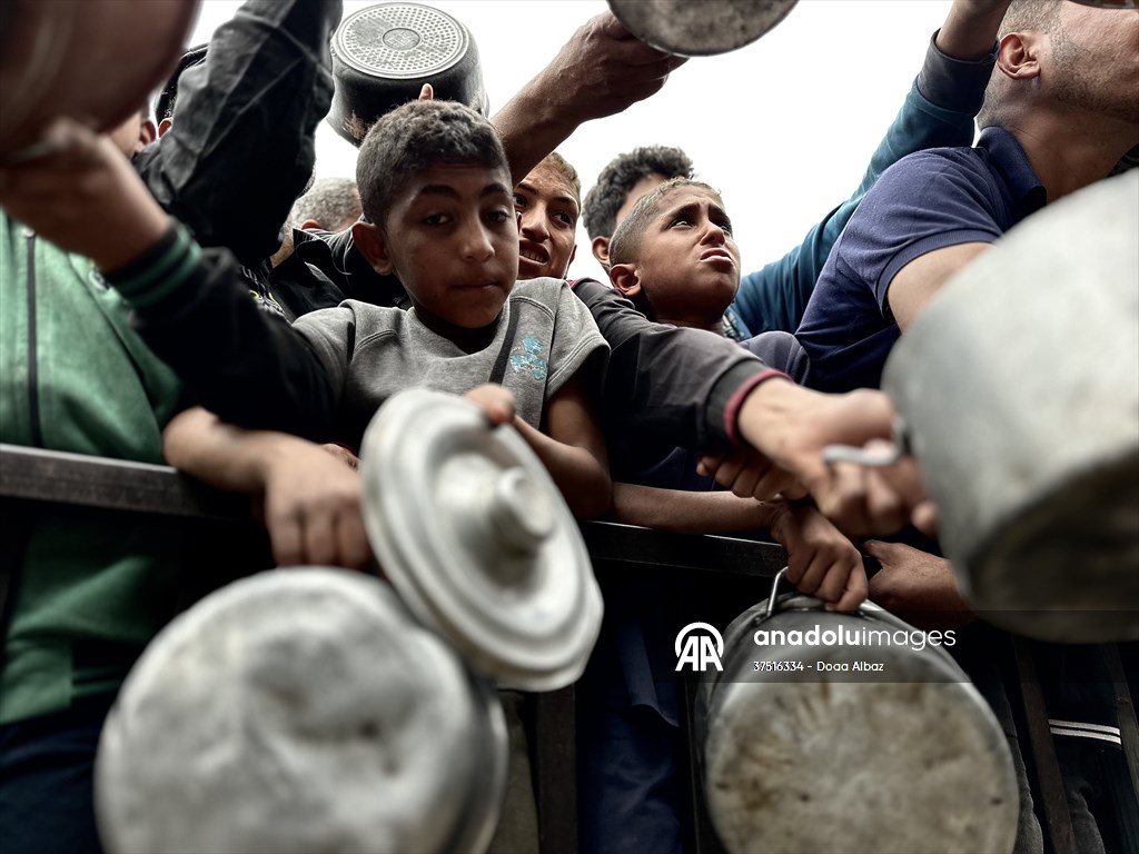 Hot meals distributed to Palestinians in Gaza under Israeli attacks