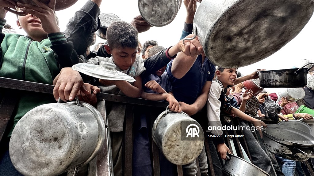 Hot meals distributed to Palestinians in Gaza under Israeli attacks
