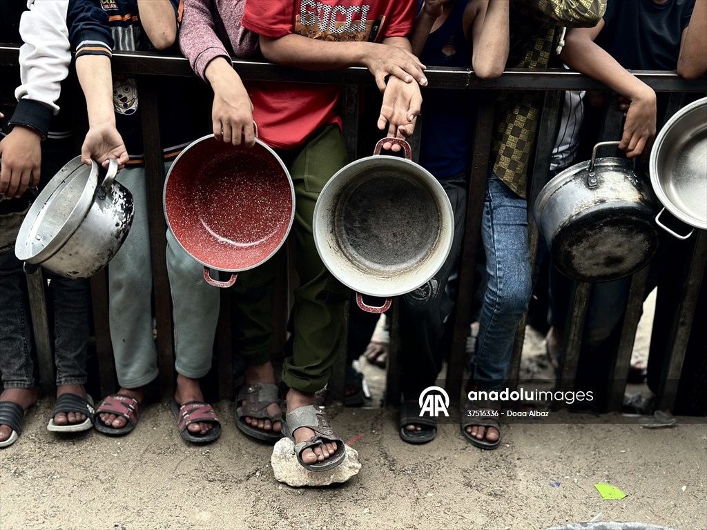 Hot meals distributed to Palestinians in Gaza under Israeli attacks