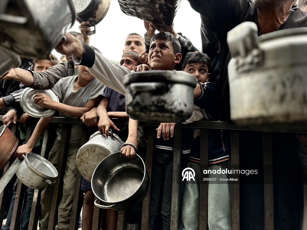 Hot meals distributed to Palestinians in Gaza under Israeli attacks