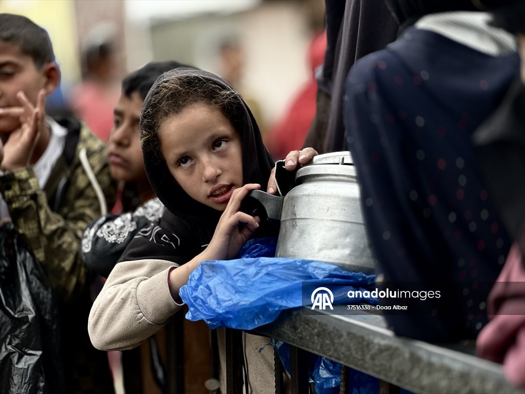 Hot meals distributed to Palestinians in Gaza under Israeli attacks