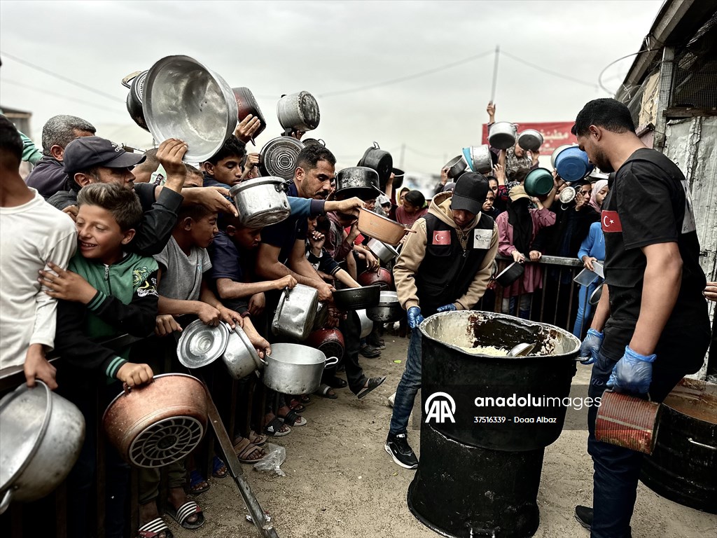 Hot meals distributed to Palestinians in Gaza under Israeli attacks