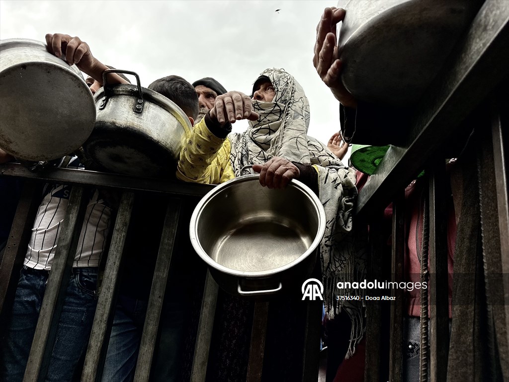 Hot meals distributed to Palestinians in Gaza under Israeli attacks