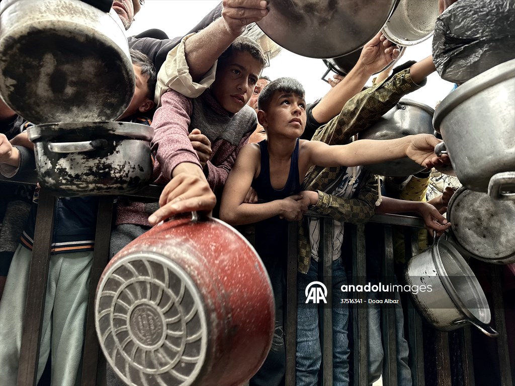 Hot meals distributed to Palestinians in Gaza under Israeli attacks