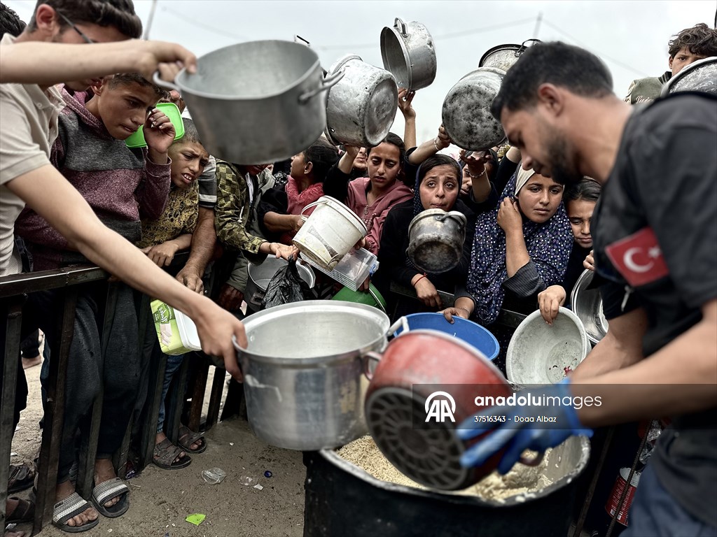 Hot meals distributed to Palestinians in Gaza under Israeli attacks