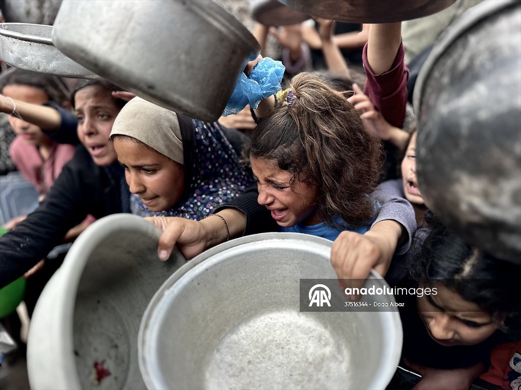 Hot meals distributed to Palestinians in Gaza under Israeli attacks