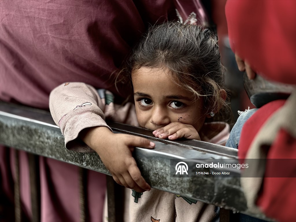Hot meals distributed to Palestinians in Gaza under Israeli attacks