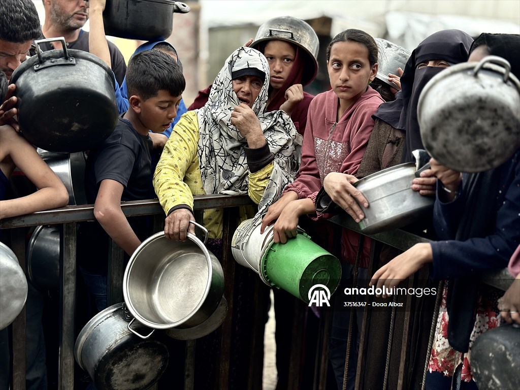 Hot meals distributed to Palestinians in Gaza under Israeli attacks
