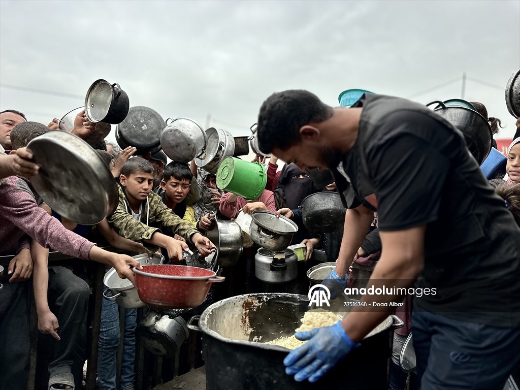 Hot meals distributed to Palestinians in Gaza under Israeli attacks