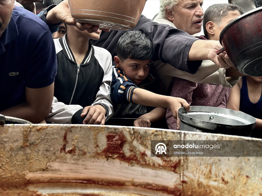 Hot meals distributed to Palestinians in Gaza under Israeli attacks