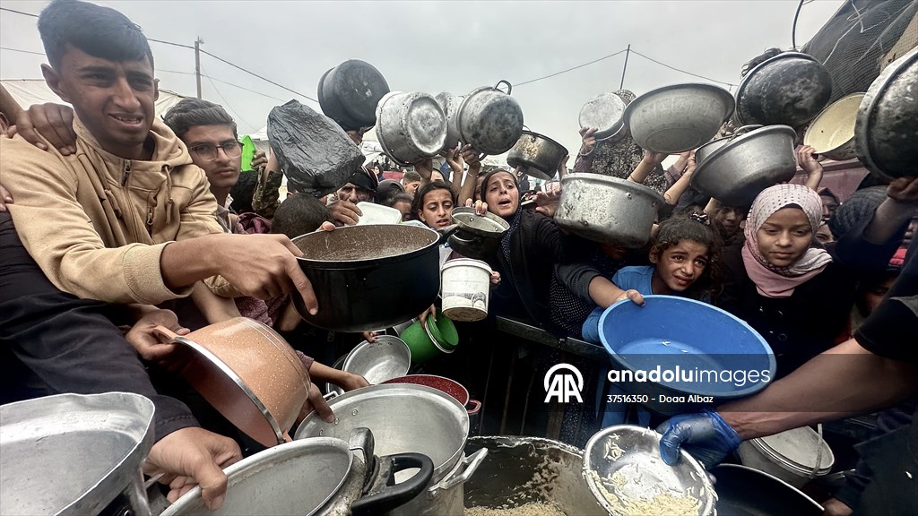 Hot meals distributed to Palestinians in Gaza under Israeli attacks