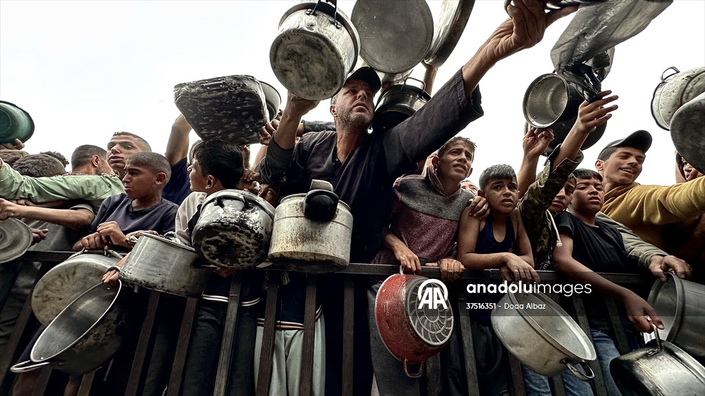 Hot meals distributed to Palestinians in Gaza under Israeli attacks
