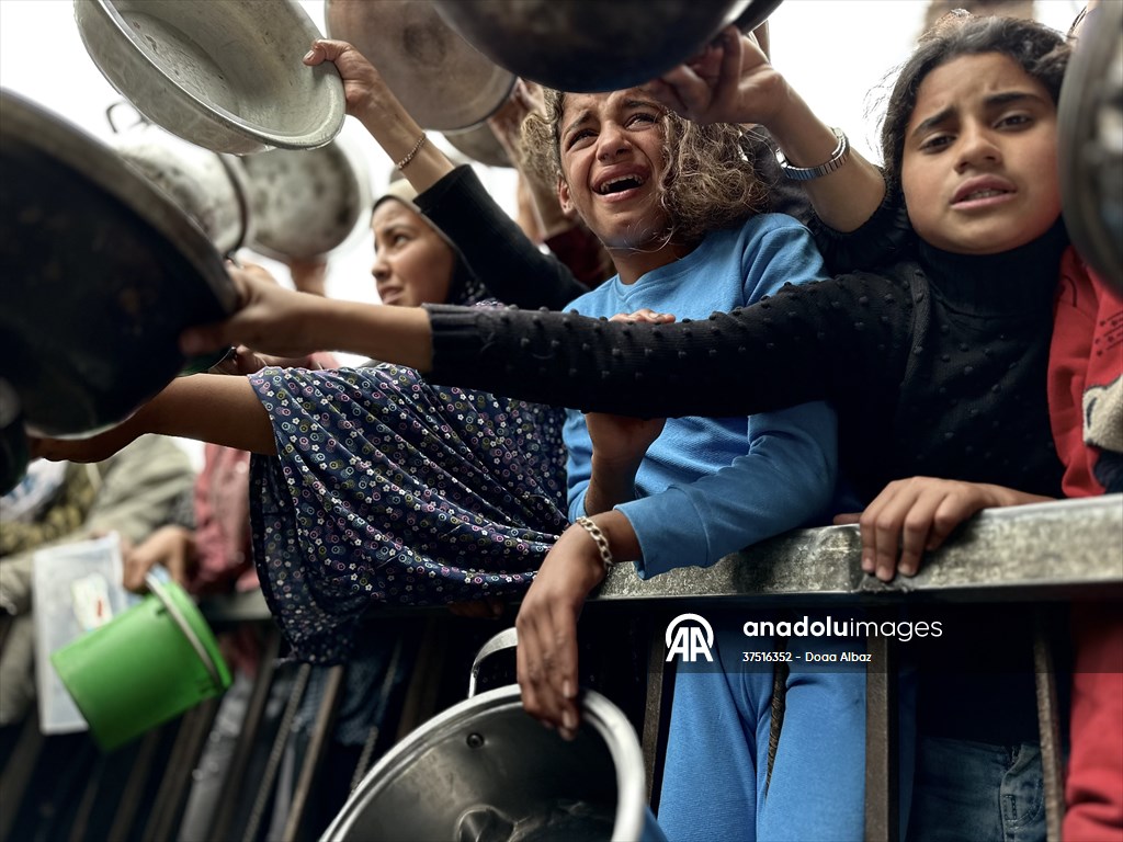Hot meals distributed to Palestinians in Gaza under Israeli attacks