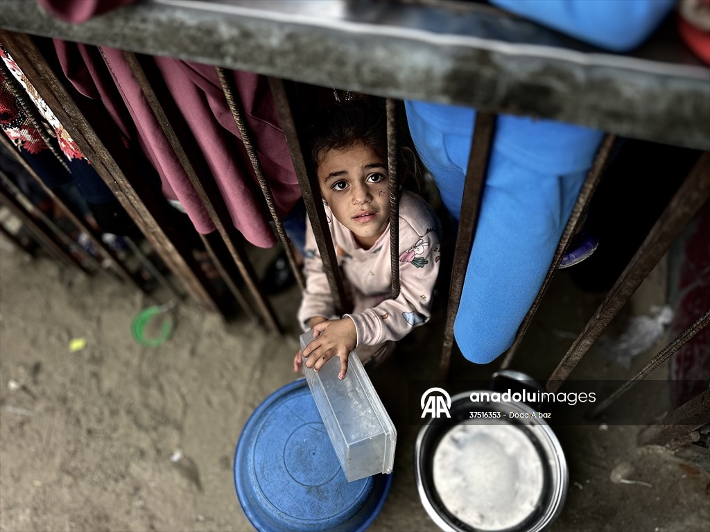 Hot meals distributed to Palestinians in Gaza under Israeli attacks