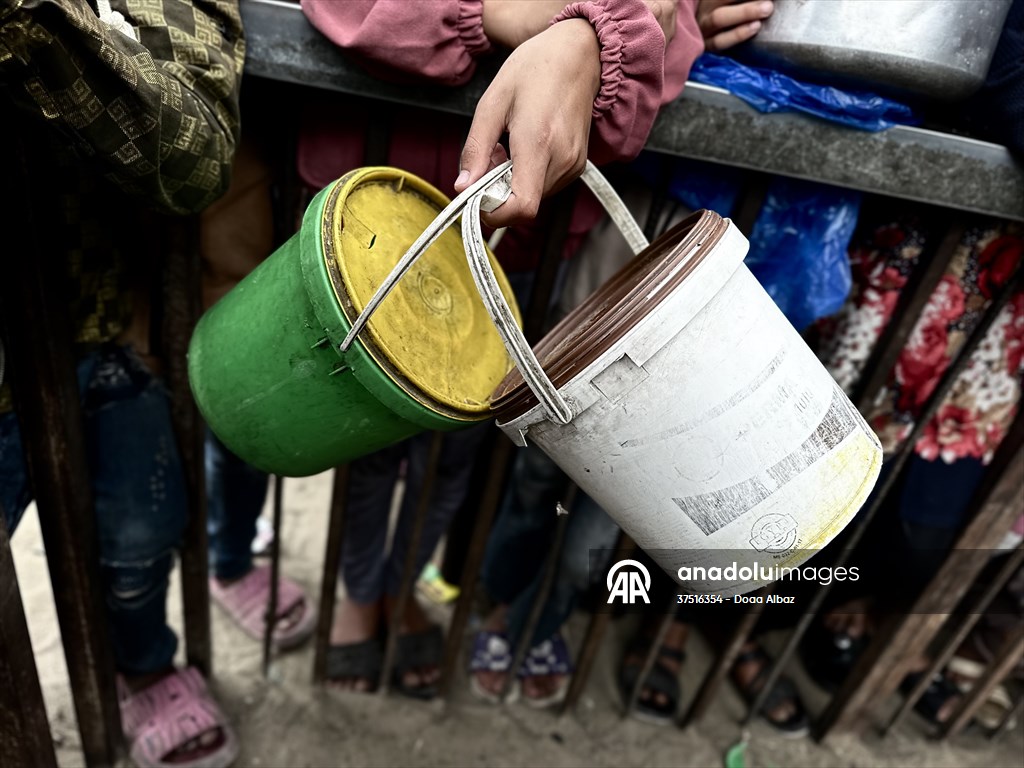 Hot meals distributed to Palestinians in Gaza under Israeli attacks