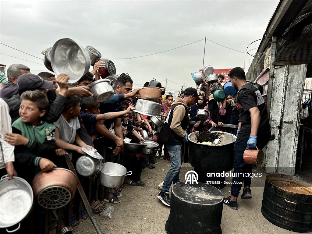 Hot meals distributed to Palestinians in Gaza under Israeli attacks