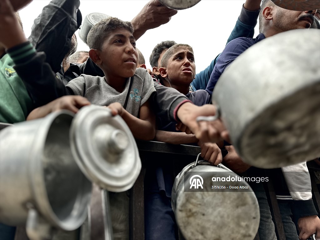 Hot meals distributed to Palestinians in Gaza under Israeli attacks