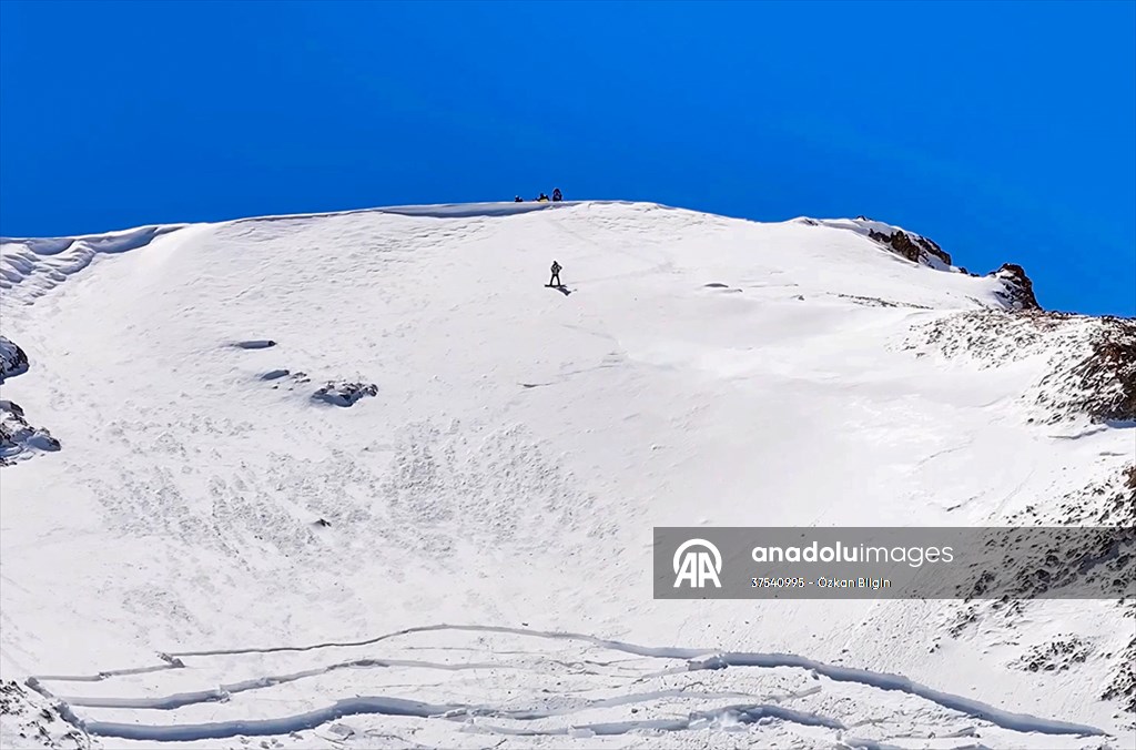 Artos Dağı'nda çığ altında kalan kayakçı kendi imkanlarıyla kurtuldu