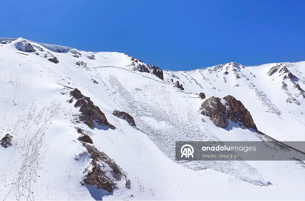 Artos Dağı'nda çığ altında kalan kayakçı kendi imkanlarıyla kurtuldu