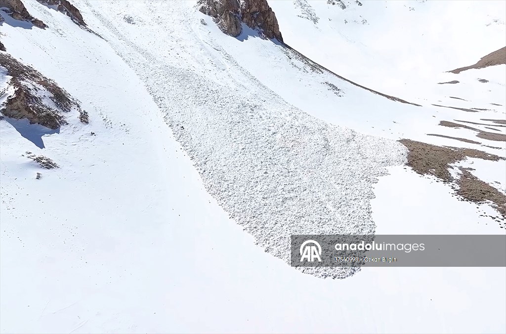Artos Dağı'nda çığ altında kalan kayakçı kendi imkanlarıyla kurtuldu