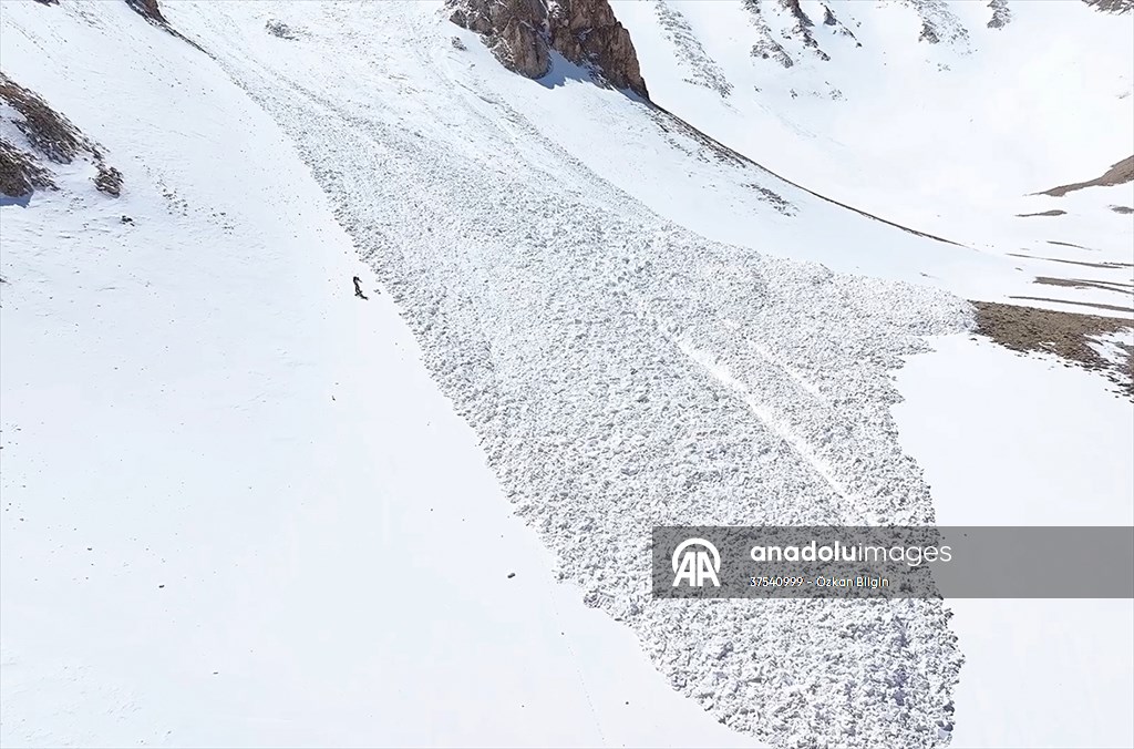 Artos Dağı'nda çığ altında kalan kayakçı kendi imkanlarıyla kurtuldu