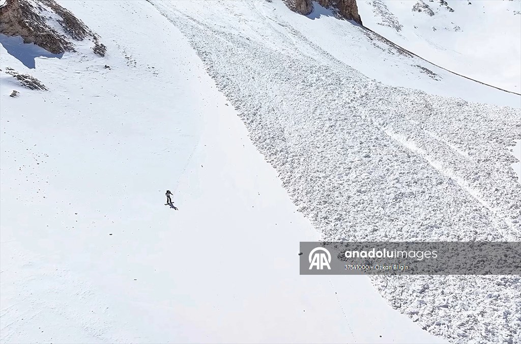 Artos Dağı'nda çığ altında kalan kayakçı kendi imkanlarıyla kurtuldu
