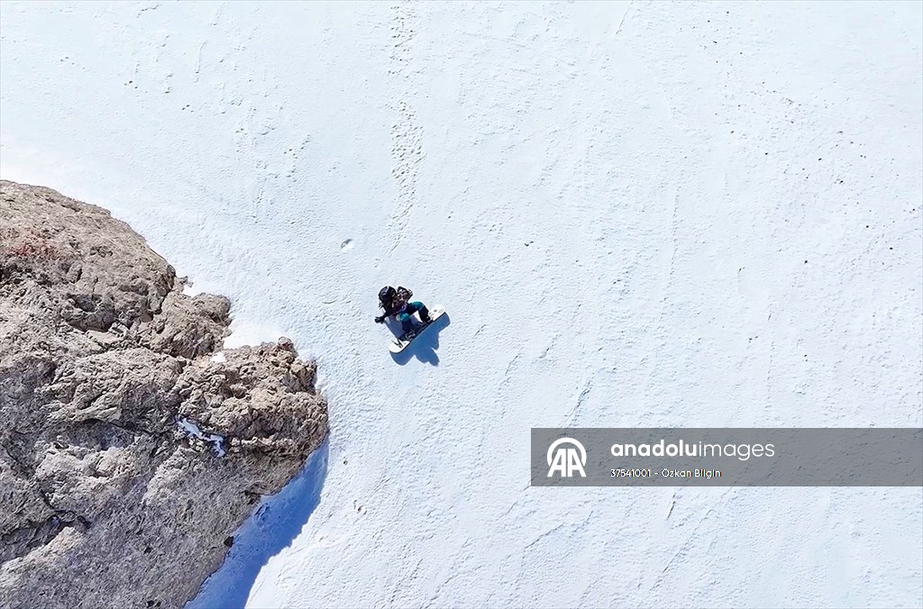 Artos Dağı'nda çığ altında kalan kayakçı kendi imkanlarıyla kurtuldu