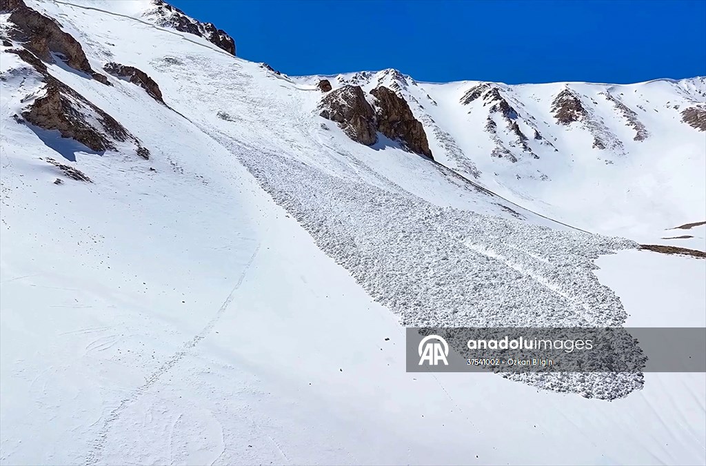 Artos Dağı'nda çığ altında kalan kayakçı kendi imkanlarıyla kurtuldu