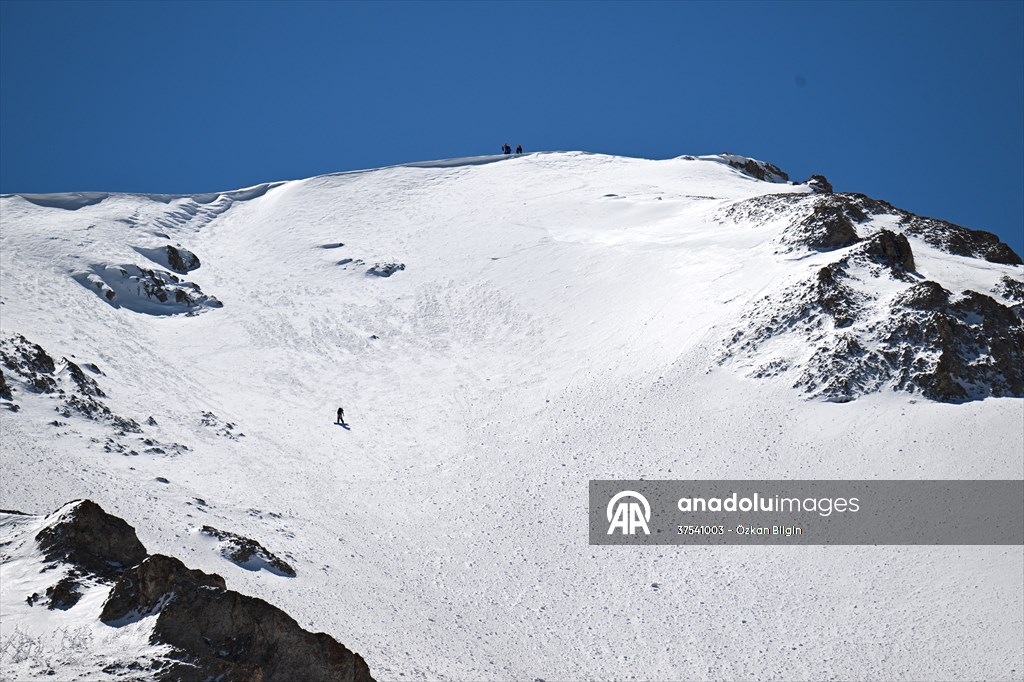 Artos Dağı'nda çığ altında kalan kayakçı kendi imkanlarıyla kurtuldu