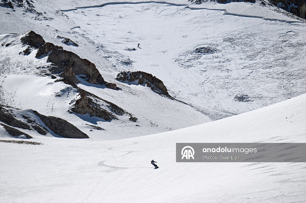 Artos Dağı'nda çığ altında kalan kayakçı kendi imkanlarıyla kurtuldu