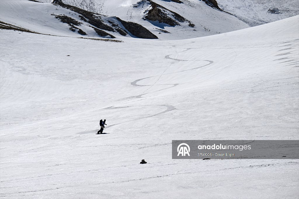 Artos Dağı'nda çığ altında kalan kayakçı kendi imkanlarıyla kurtuldu