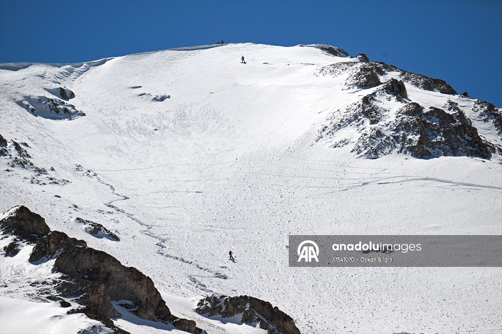 Artos Dağı'nda çığ altında kalan kayakçı kendi imkanlarıyla kurtuldu
