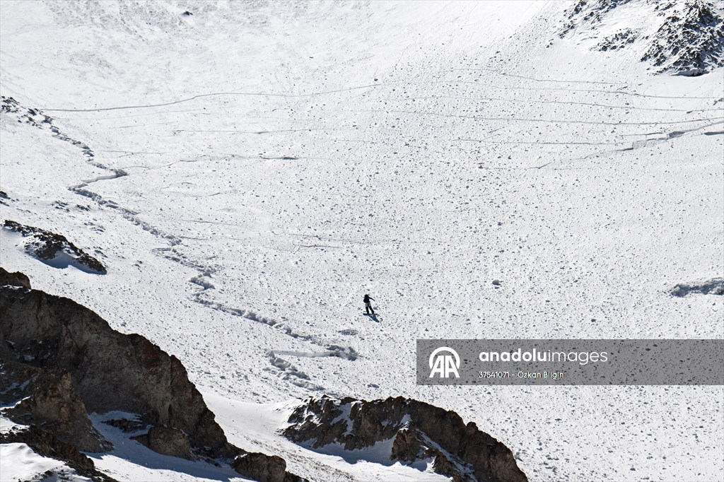 Artos Dağı'nda çığ altında kalan kayakçı kendi imkanlarıyla kurtuldu