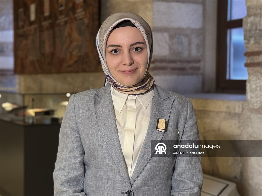 'Suya Saklanan Renkler: Yazma Eserlerde Ebru' sergisi İstanbul'da sanatseverlerle buluştu