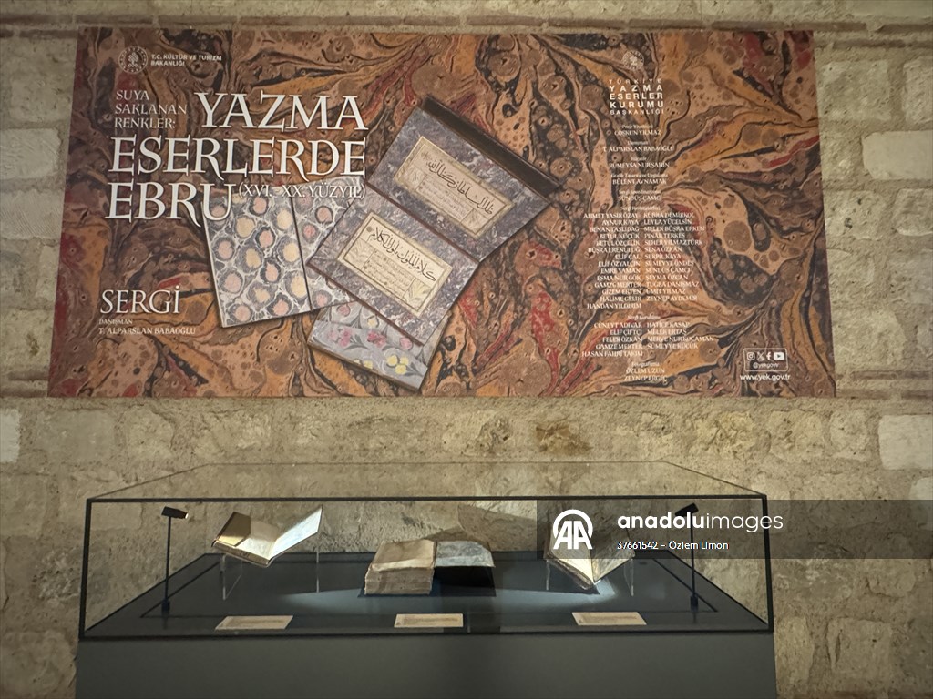 'Suya Saklanan Renkler: Yazma Eserlerde Ebru' sergisi İstanbul'da sanatseverlerle buluştu