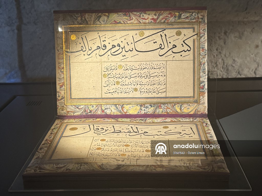 'Suya Saklanan Renkler: Yazma Eserlerde Ebru' sergisi İstanbul'da sanatseverlerle buluştu