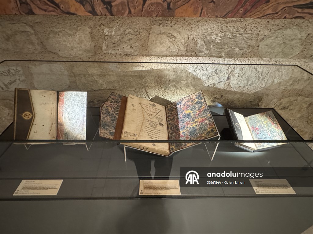 'Suya Saklanan Renkler: Yazma Eserlerde Ebru' sergisi İstanbul'da sanatseverlerle buluştu