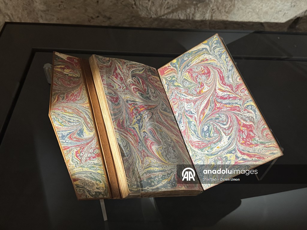 'Suya Saklanan Renkler: Yazma Eserlerde Ebru' sergisi İstanbul'da sanatseverlerle buluştu