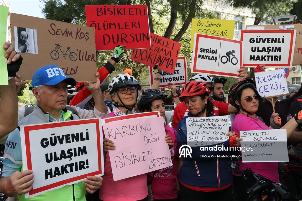 İzmir'de bisikletliler, Büyükşehir Belediye Başkanı Tugay'ı protesto etti