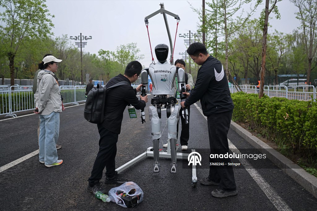 World's first humanoid robot half-marathon in Beijing