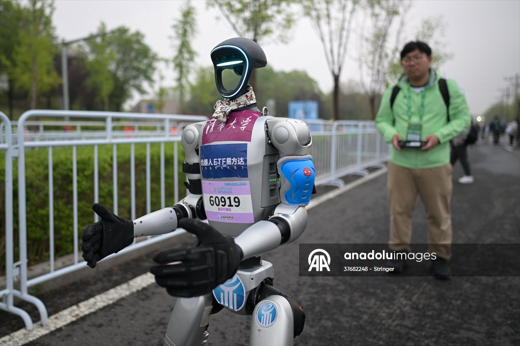 World's first humanoid robot half-marathon in Beijing